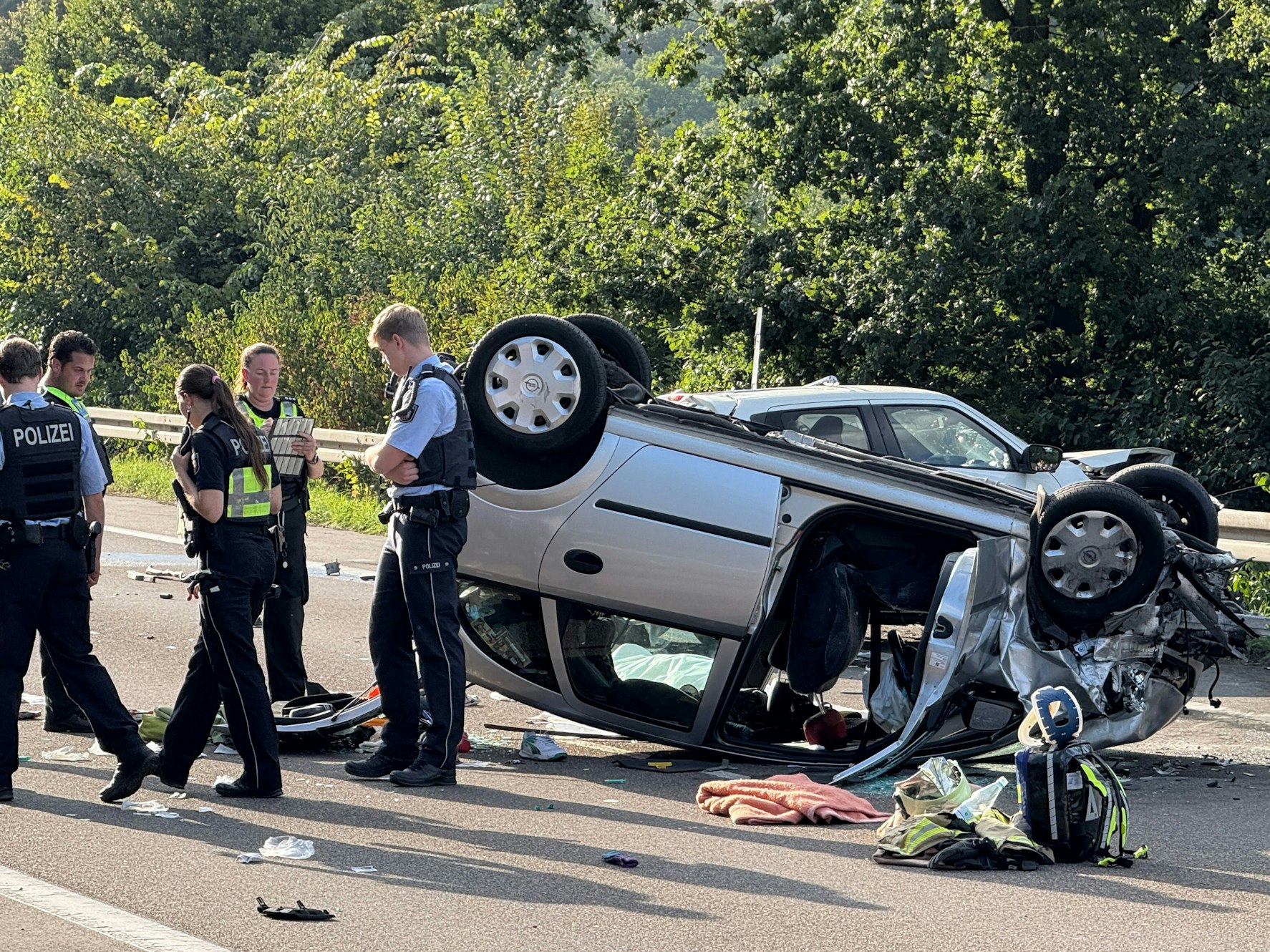 Die Polizei ist am Unfallort im Einsatz. Bei einem Frontalzusammenstoß in Haltern am See ist am frühen Sonntagabend ein Mann ums Leben gekommen. Fünf weitere Insassen erlitten teils lebensgefährliche Verletzungen, wie die Polizei berichtete.