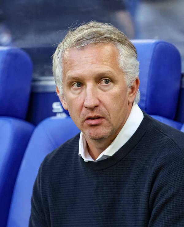 Frank Baumann sitzt bei Schalke 04 auf der Bank.