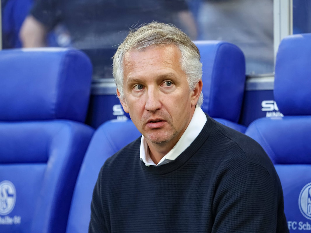 Frank Baumann sitzt bei Schalke 04 auf der Bank.