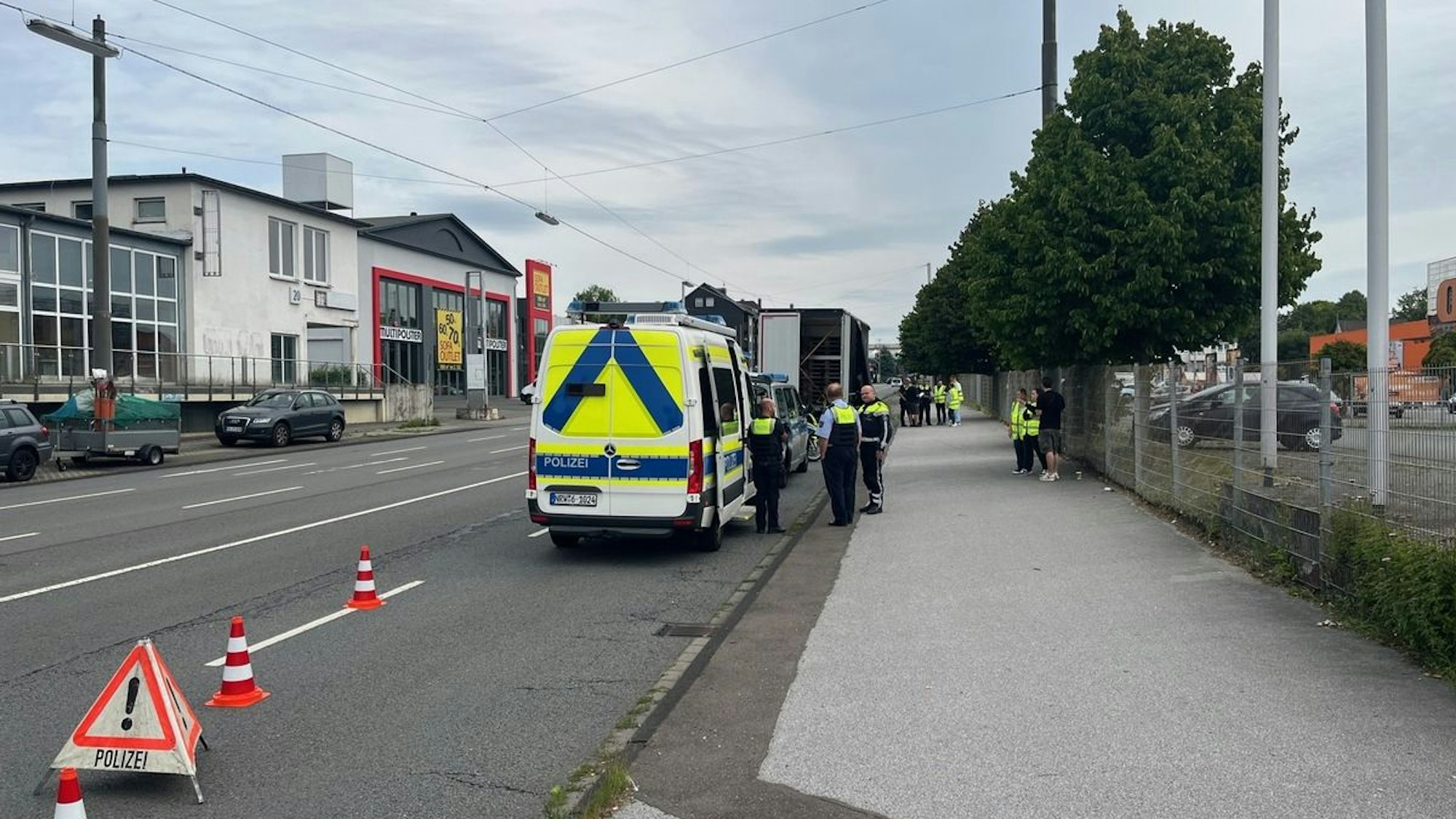 Ein LKW wird von der Polizei kontrolliert.