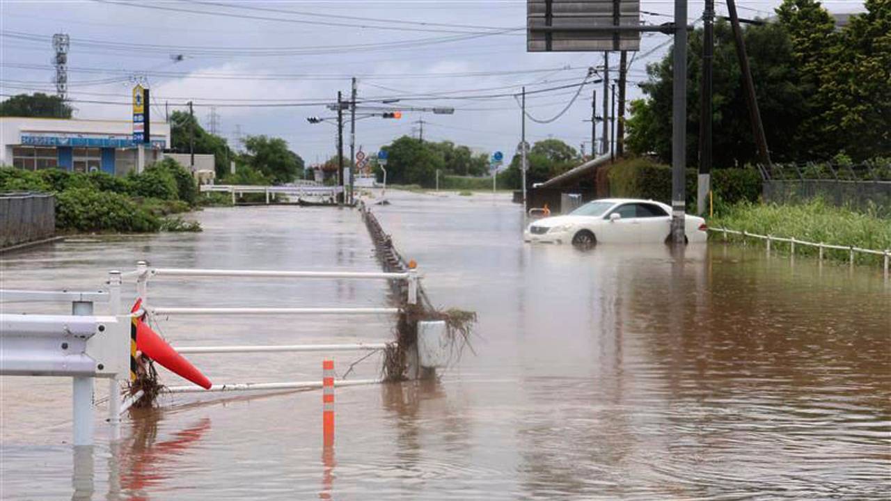 Blick auf wegen starker Regenfälle überschwemmte Straßen in Kumamoto, Südjapan.