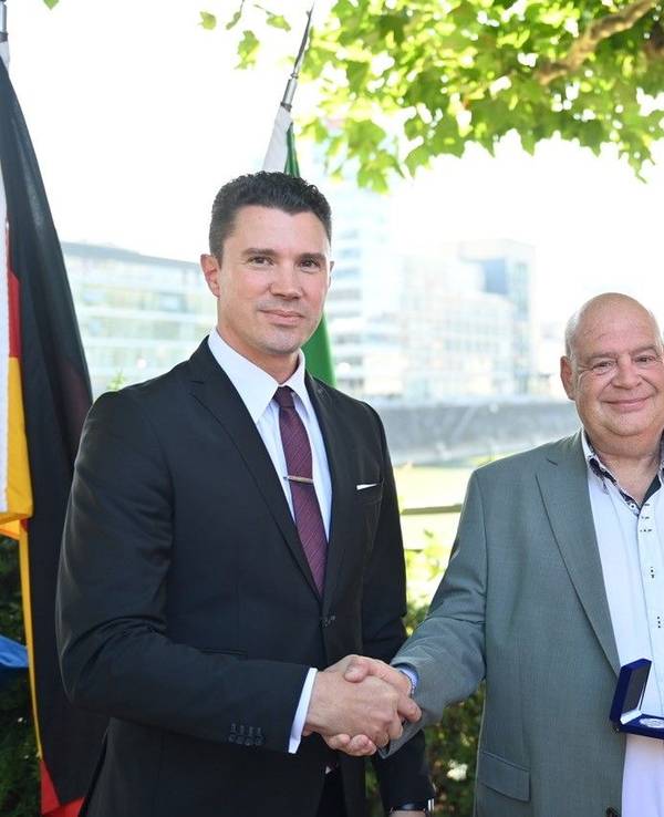 Zwei Männer geben sich die Hand.