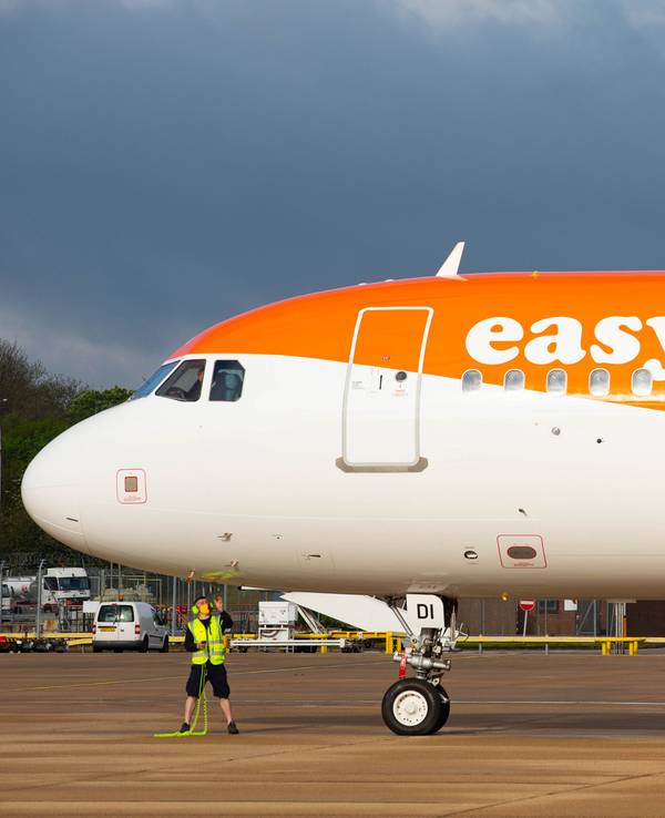 Ein Pilot der britischen Fluggesellschaft Easyjet soll gehörig über die Stränge geschlagen haben. Das Archivfoto zeigt eine Maschine der Fluggesellschaft im Mai 2021 auf dem Flughafen Gatwick.