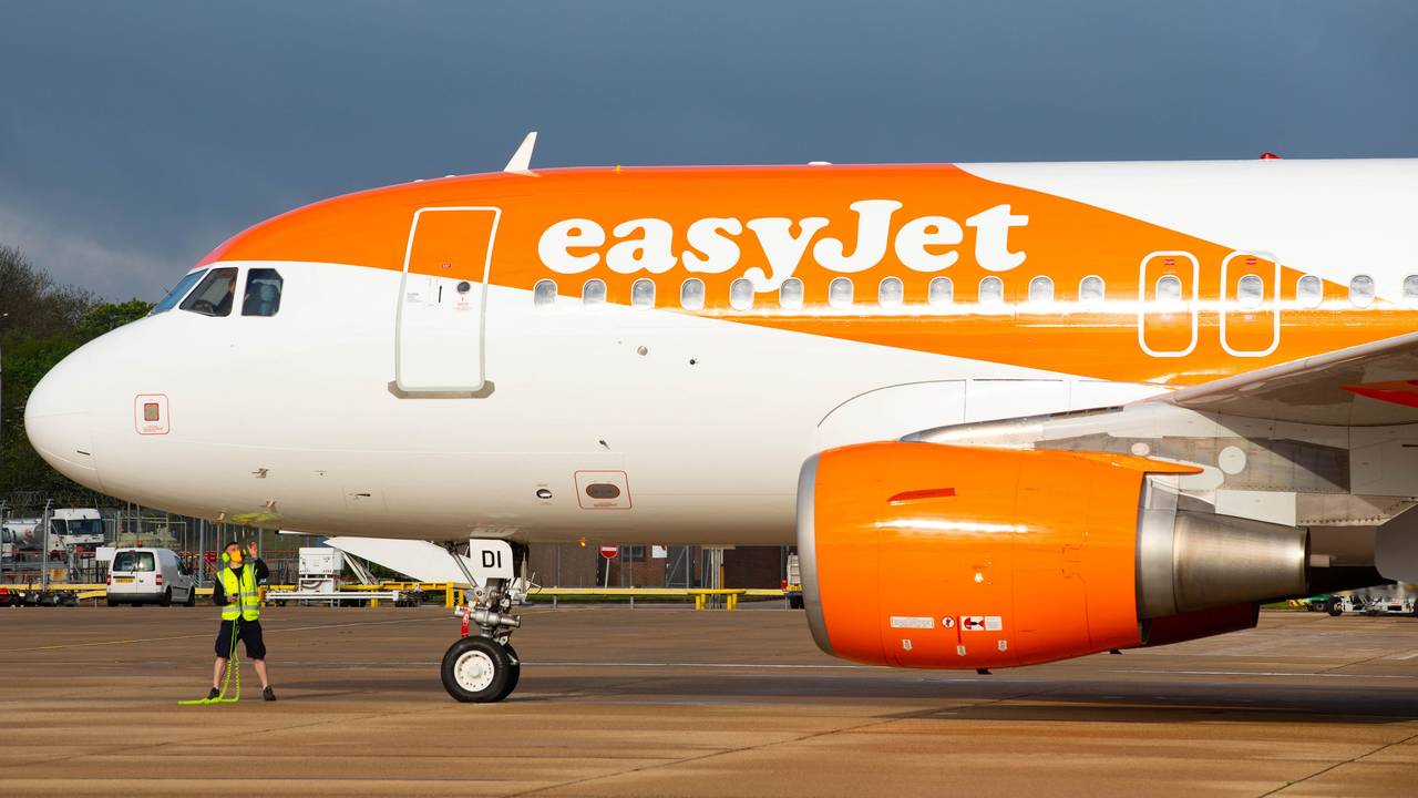 Ein Pilot der britischen Fluggesellschaft Easyjet soll gehörig über die Stränge geschlagen haben. Das Archivfoto zeigt eine Maschine der Fluggesellschaft im Mai 2021 auf dem Flughafen Gatwick.