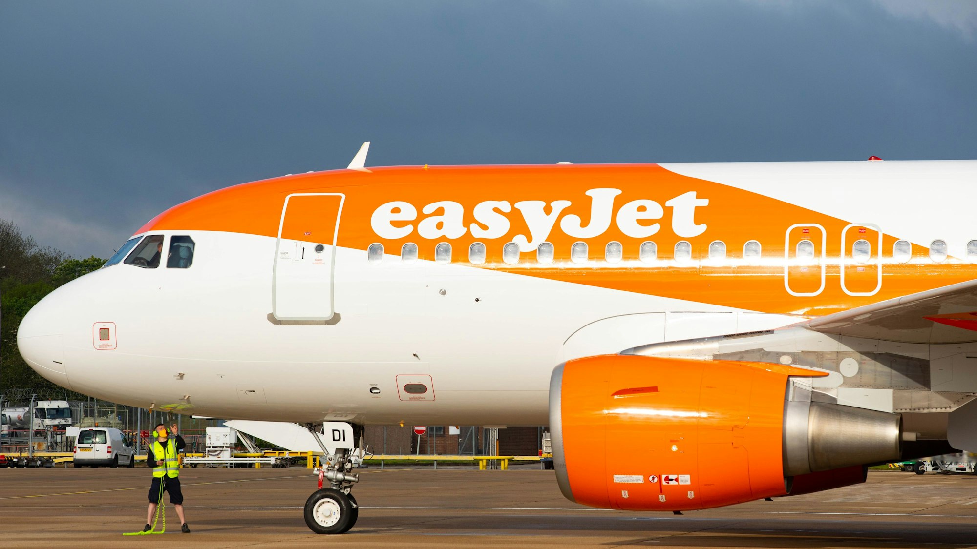 Ein Pilot der britischen Fluggesellschaft Easyjet soll gehörig über die Stränge geschlagen haben. Das Archivfoto zeigt eine Maschine der Fluggesellschaft im Mai 2021 auf dem Flughafen Gatwick.