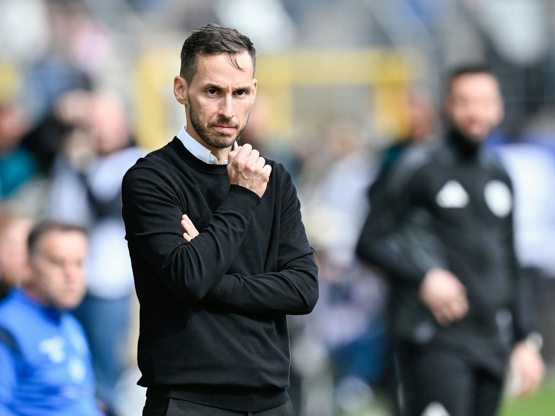 Mannheims Trainer Dominik Glawogger steht am Spielfeld.