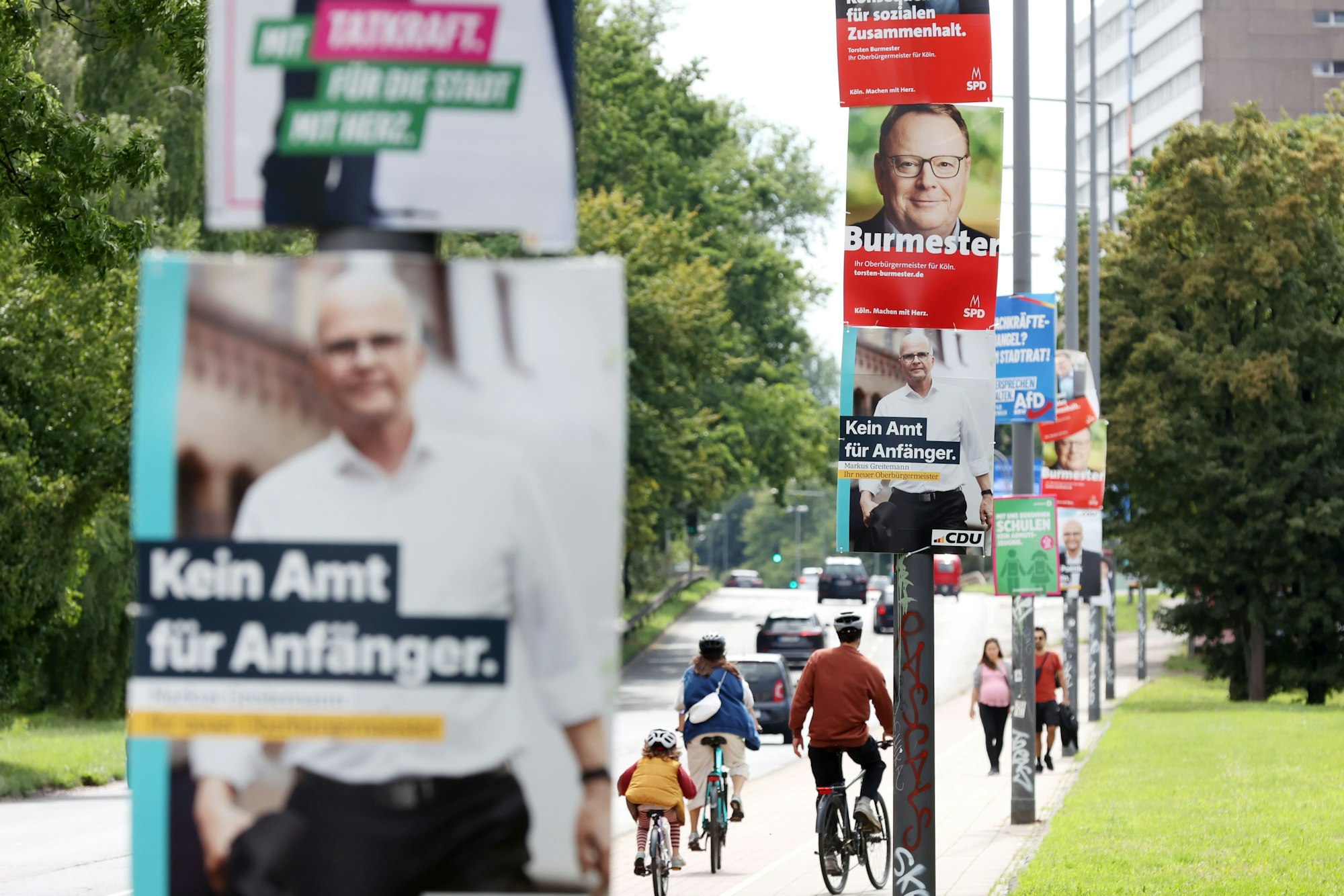 Jetzt ist Wahlwerbung im öffentlichen Straßenraum erlaubt. Zahlreiche Wahlplakate zur Wahl sind seitdem im Stadtbild zu sehen.