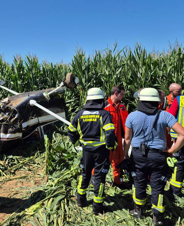 Rettungskräfte stehen an der Unfallstelle in Lohmar.