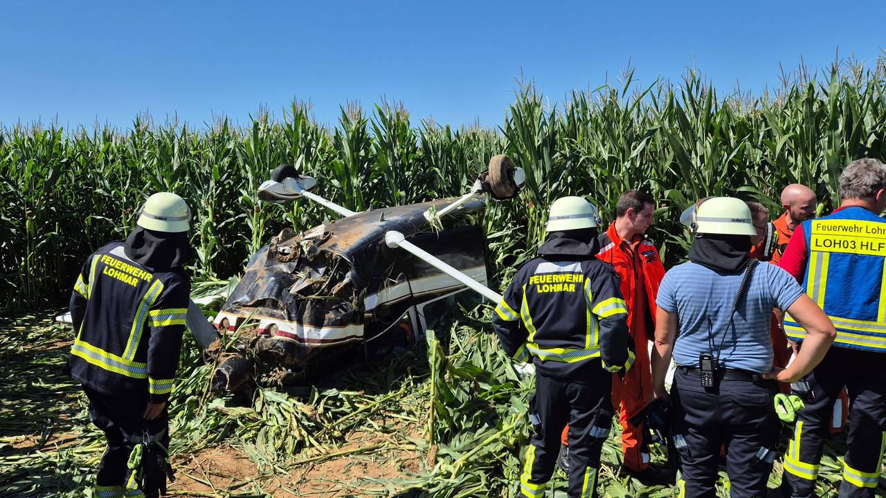 Rettungskräfte stehen an der Unfallstelle in Lohmar.