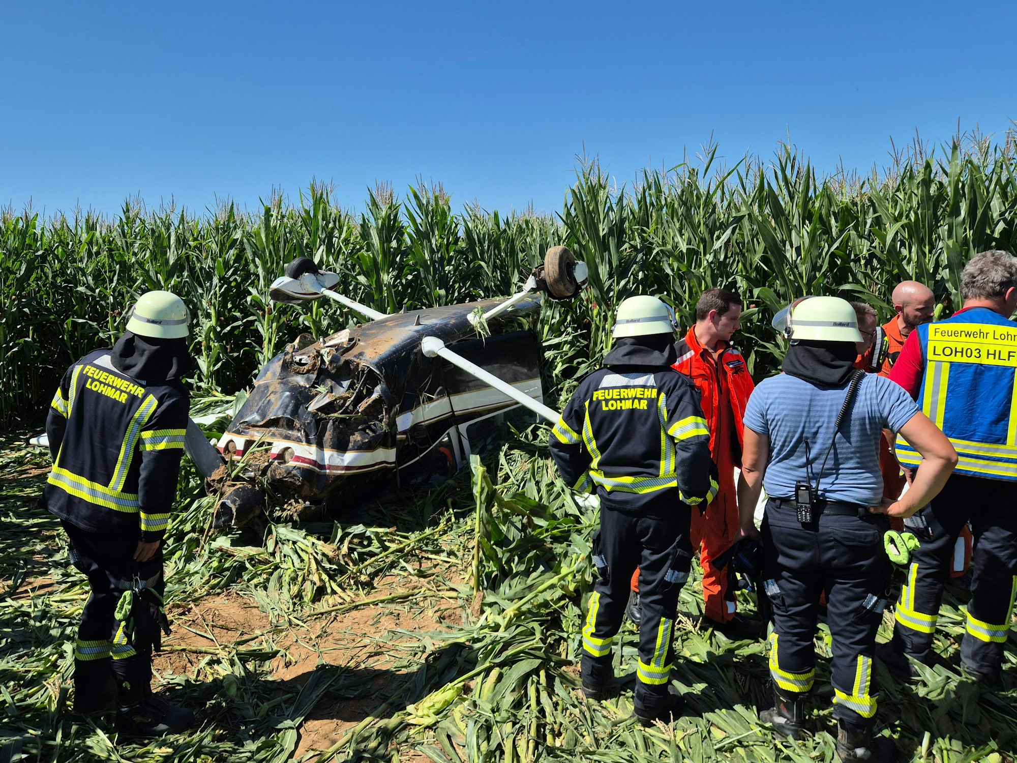 Rettungskräfte stehen an der Unfallstelle in Lohmar.