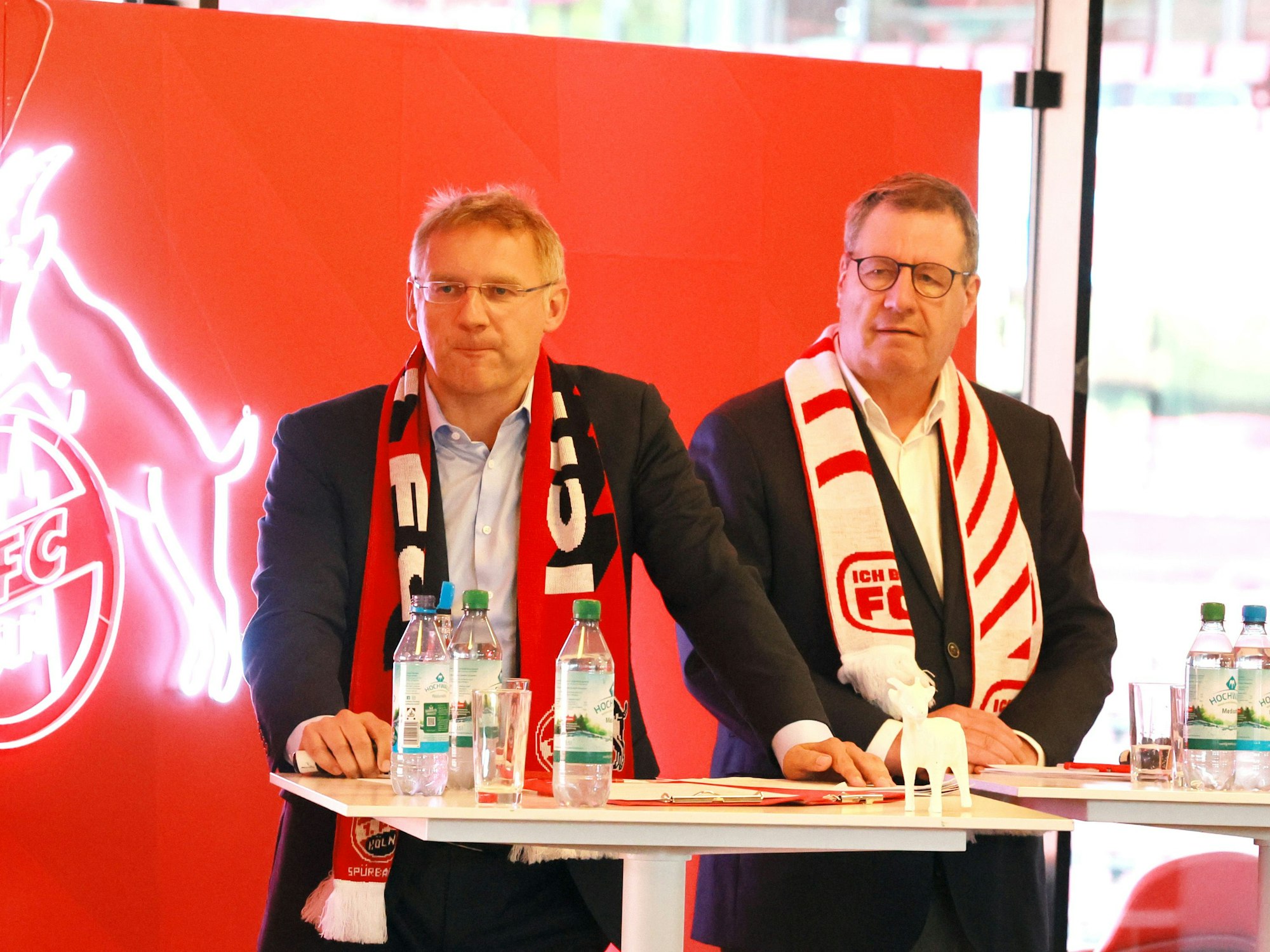 FC-Präsident Werner Wolf (r.) und sein Vize Eckhard Sauren am 17. Juni 2025 bei einem Mitgliederstammtisch im Rhein-Energie-Stadion.