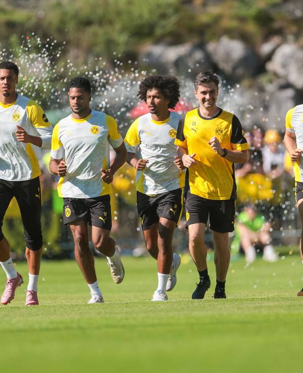 Felix Nmecha, Almugera Kabar, Karim Adeyemi, Athletiktrainer Georg Schulz, Marcel Sabitzer und Niklas Süle laufen beim Training.