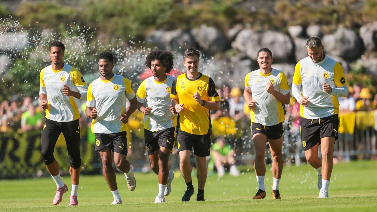 Felix Nmecha, Almugera Kabar, Karim Adeyemi, Athletiktrainer Georg Schulz, Marcel Sabitzer und Niklas Süle laufen beim Training.