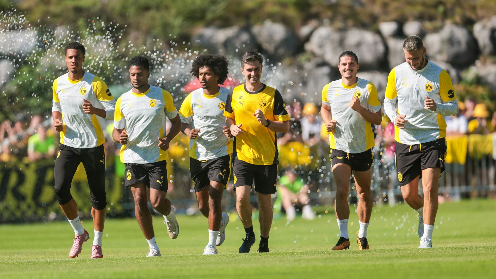 Felix Nmecha, Almugera Kabar, Karim Adeyemi, Athletiktrainer Georg Schulz, Marcel Sabitzer und Niklas Süle laufen beim Training.