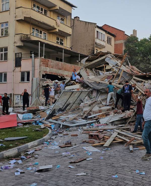 Menschen beseitigen die Trümmer eines eingestürzten Gebäudes nach einem Erdbeben in Sindirgi in der Westtürkei.