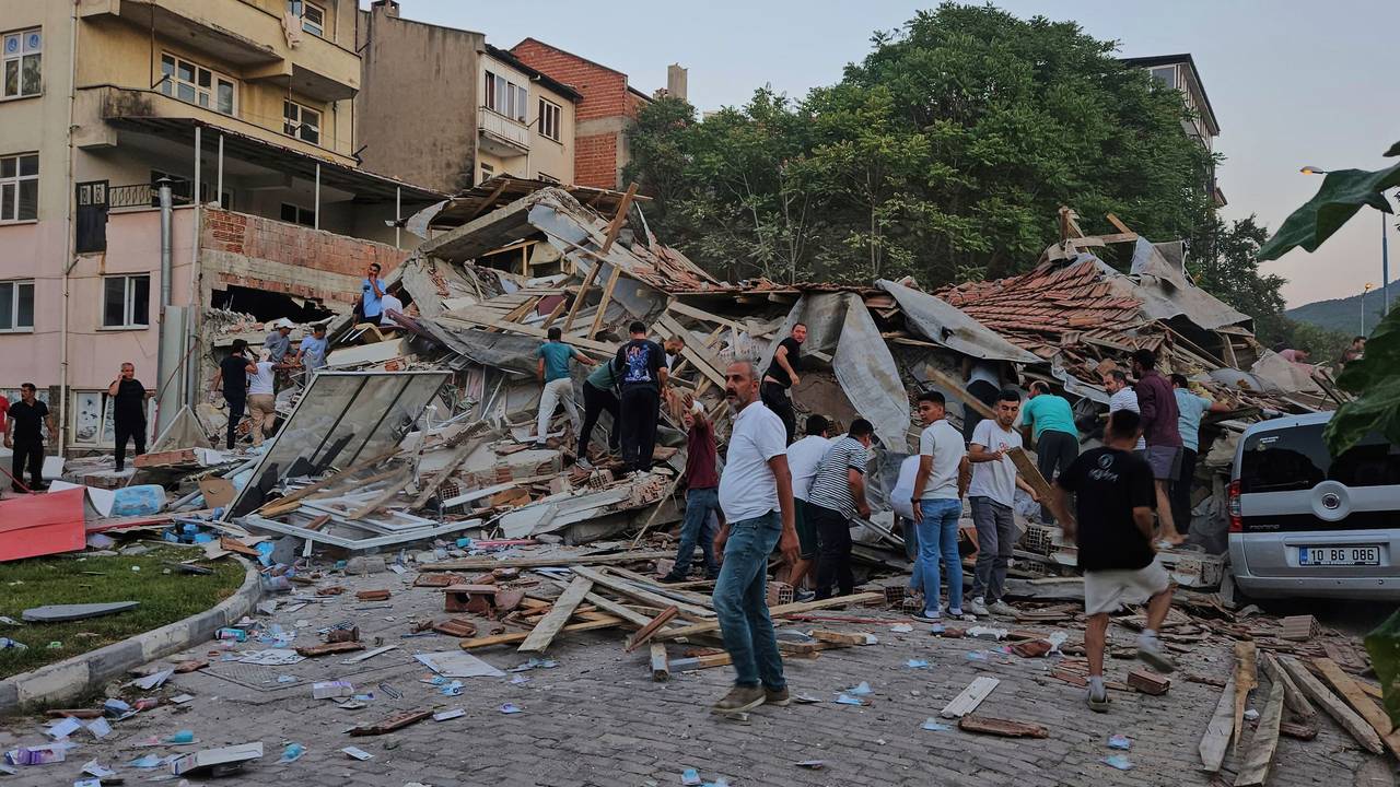 Menschen beseitigen die Trümmer eines eingestürzten Gebäudes nach einem Erdbeben in Sindirgi in der Westtürkei.
