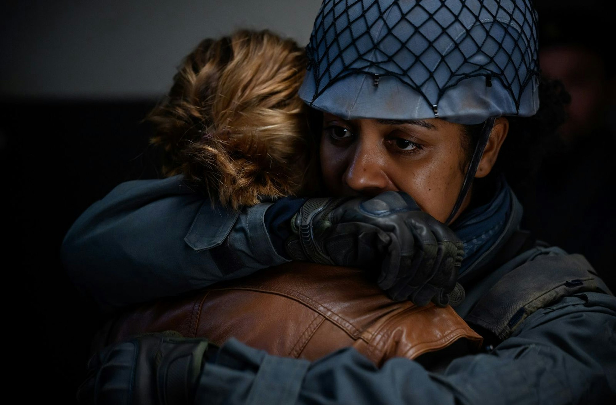 Milly Hendriks (Abigail Abraham, rechts) hilft ihrer Schwester Hanna Jans (Ellie de Lange) bei ihrer Flucht. (Bild: WDR/jonnydepony/Maarten De Bouw Photography)