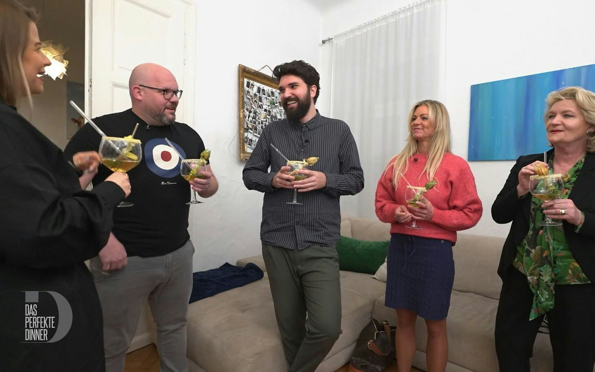 Der erste Schluck Apfelstrudel-Spritz lockert gleich die Stimmung. Von links: Armina, Christian, Armin, Birgit und Maria.
(Bild: RTL)