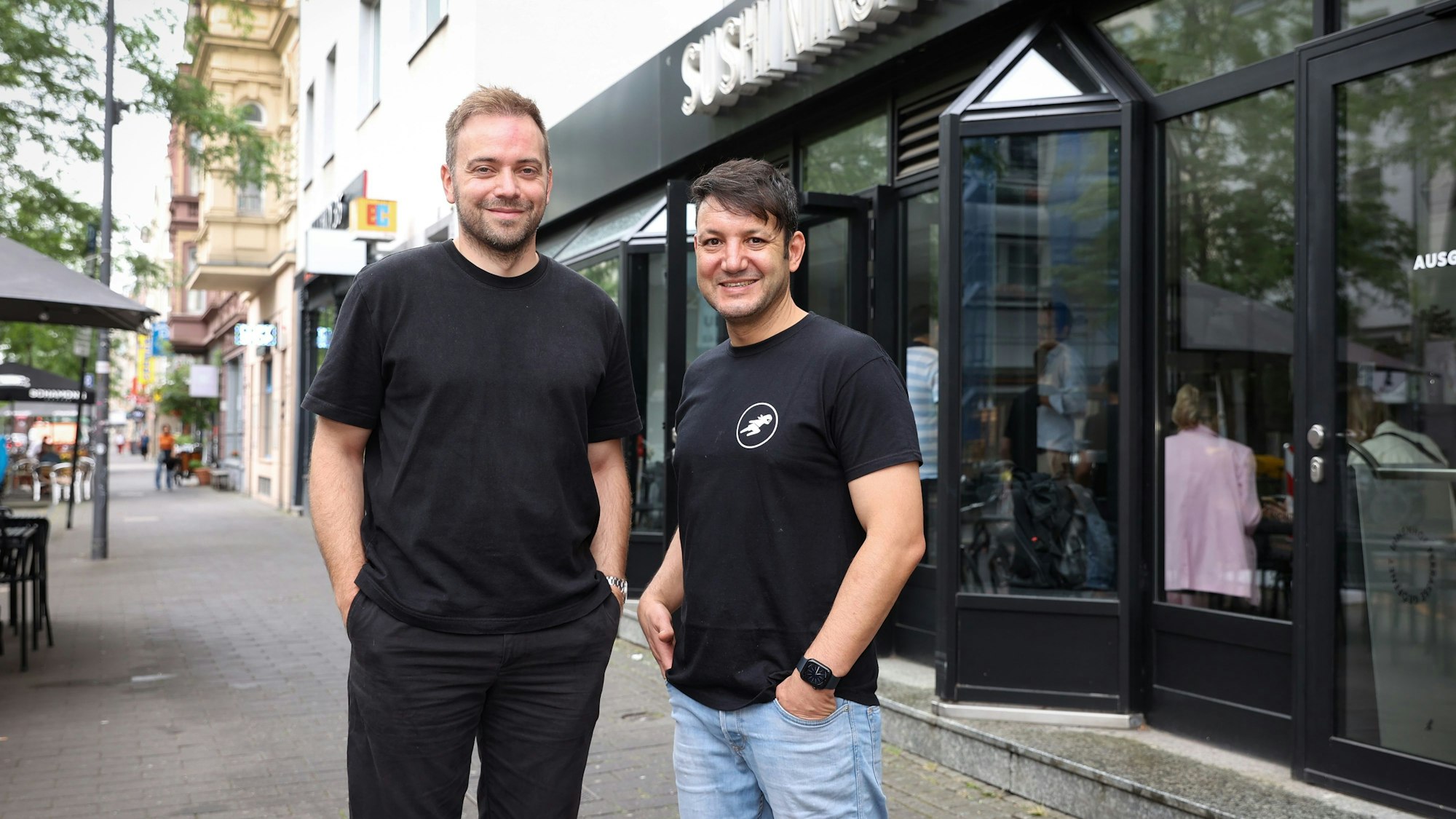 David Keuenhof und Sofien Kouraichi stehen vor einer ihrer Sushi Ninja Filialen.