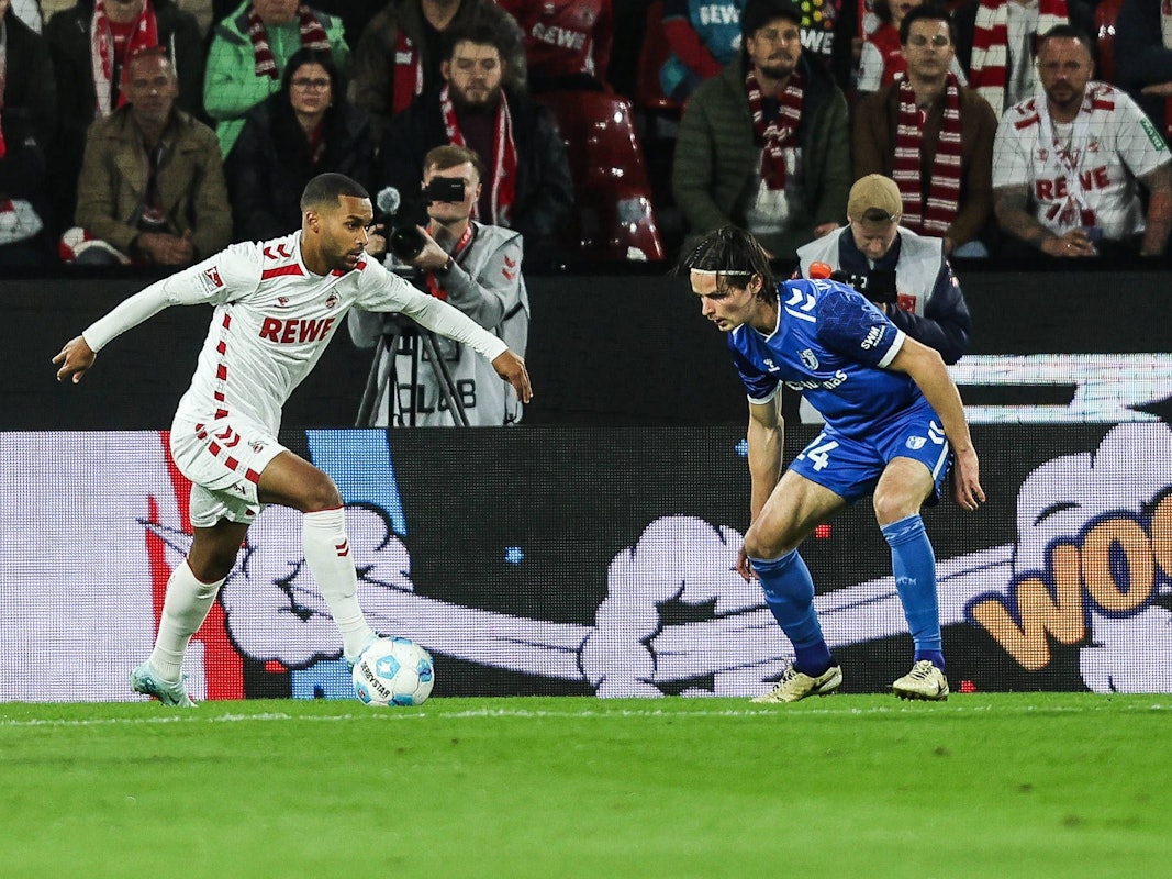 Linton Maina im Dribbling gegen Jean Hugonet.