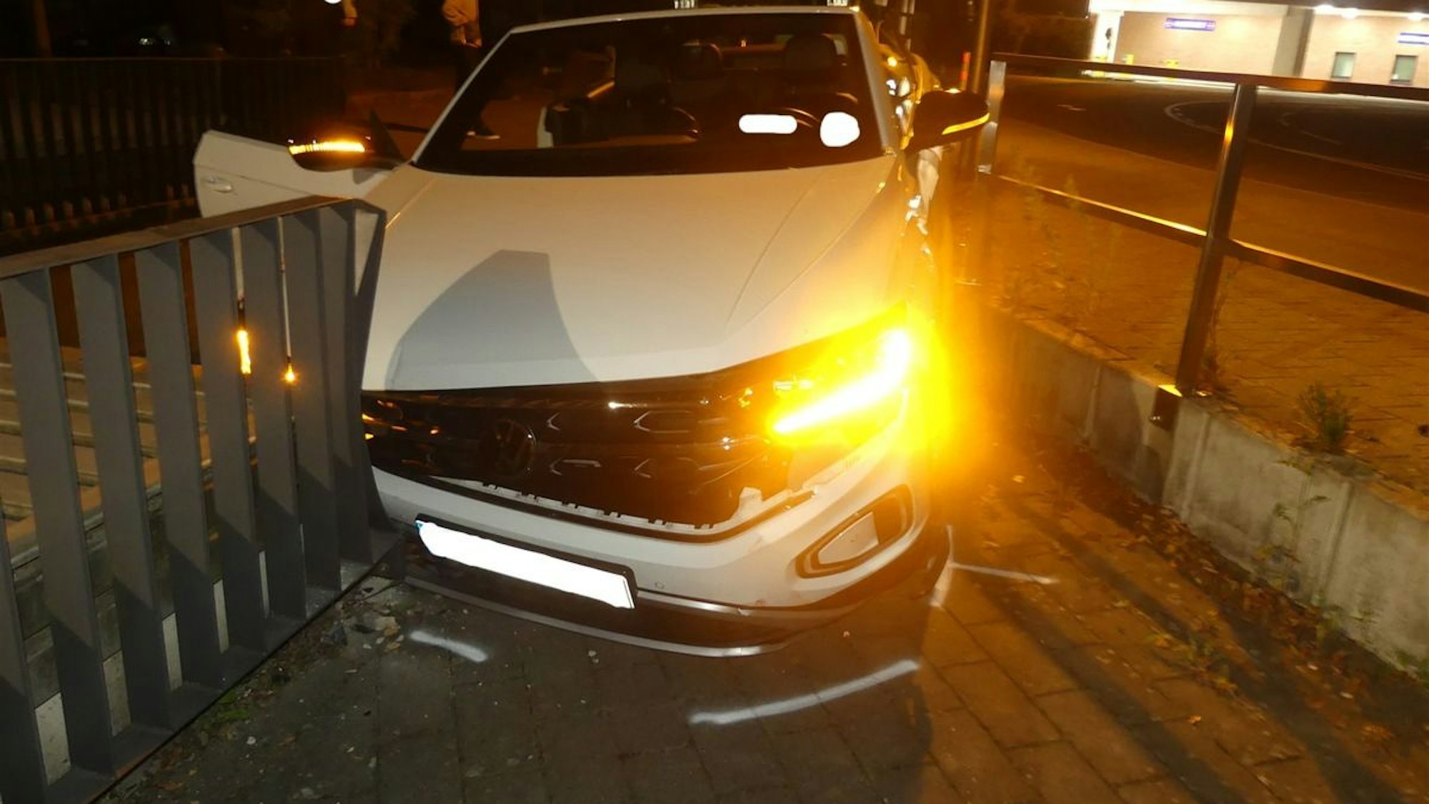 Der stark beschädigte VW T-Roc nach dem Unfall.