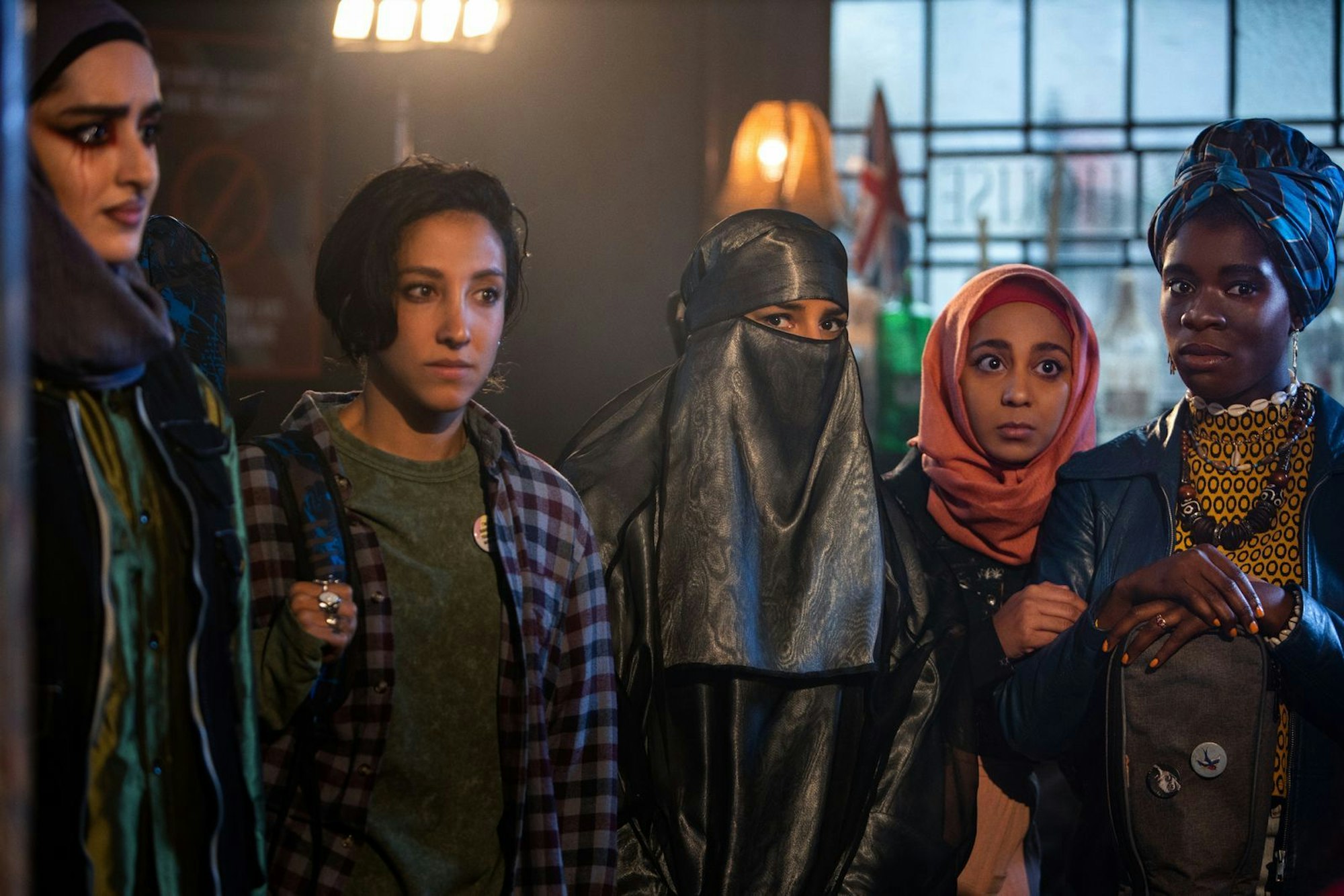 Der Schock ist groß, als Ayesha (Juliette Motamed, links), Saira (Sarah Kameela Impey, zweite von links), Momtaz (Lucie Shorthouse, Mitte), Amina (Anjana Vasan, zweite von rechts) und Bisma (Faith Omole, rechts) den Pub für ihren nächsten Auftritt betreten. (Bild: ZDF/Diana Olifirova)
