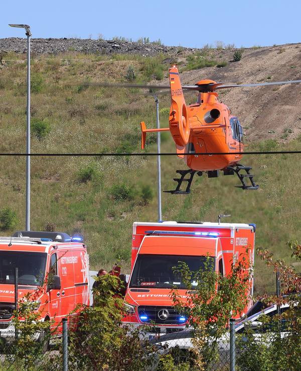 Ein Rettungshubschrauber mit einer schwer verletzten Person an Bord hebt ab. Beim Abkippen von Abfällen aus einem Laster ist ein Mitarbeiter auf einer Müll-Deponie in Düsseldorf bis zur Hälfte seines Körpers verschüttet und nach Angaben der Polizei lebensgefährlich verletzt worden.