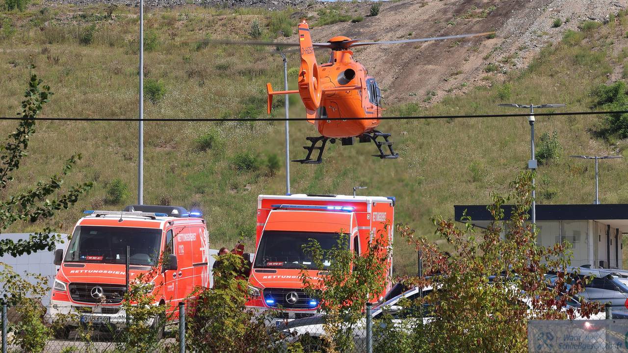 Ein Rettungshubschrauber mit einer schwer verletzten Person an Bord hebt ab. Beim Abkippen von Abfällen aus einem Laster ist ein Mitarbeiter auf einer Müll-Deponie in Düsseldorf bis zur Hälfte seines Körpers verschüttet und nach Angaben der Polizei lebensgefährlich verletzt worden.
