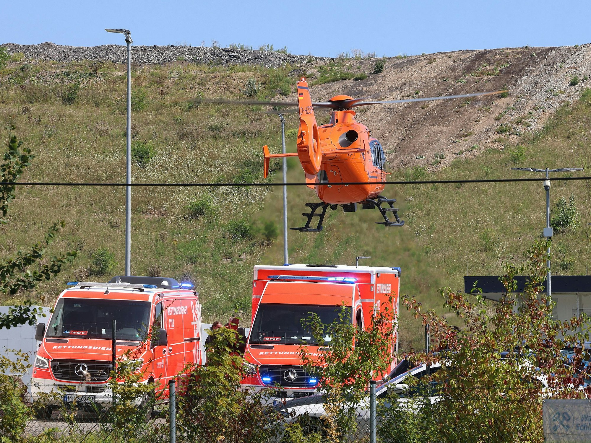 Ein Rettungshubschrauber mit einer schwer verletzten Person an Bord hebt ab. Beim Abkippen von Abfällen aus einem Laster ist ein Mitarbeiter auf einer Müll-Deponie in Düsseldorf bis zur Hälfte seines Körpers verschüttet und nach Angaben der Polizei lebensgefährlich verletzt worden.