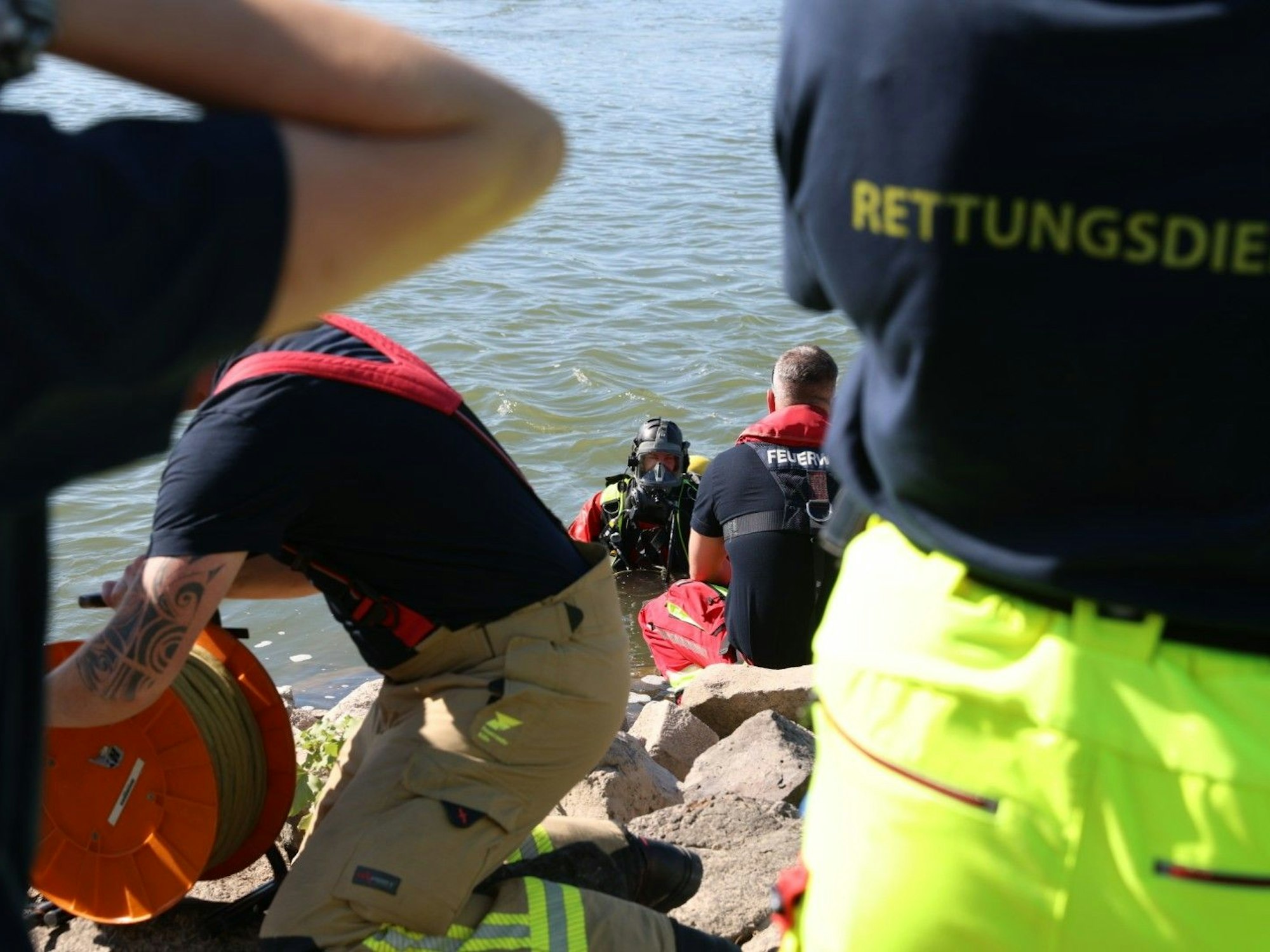 Feuerwehr und Rettungsdienst waren in Rodenkirchen mit einem Großaufgebot auf dem Rhein im Einsatz, um einen vermissten Schwimmer zu finden.