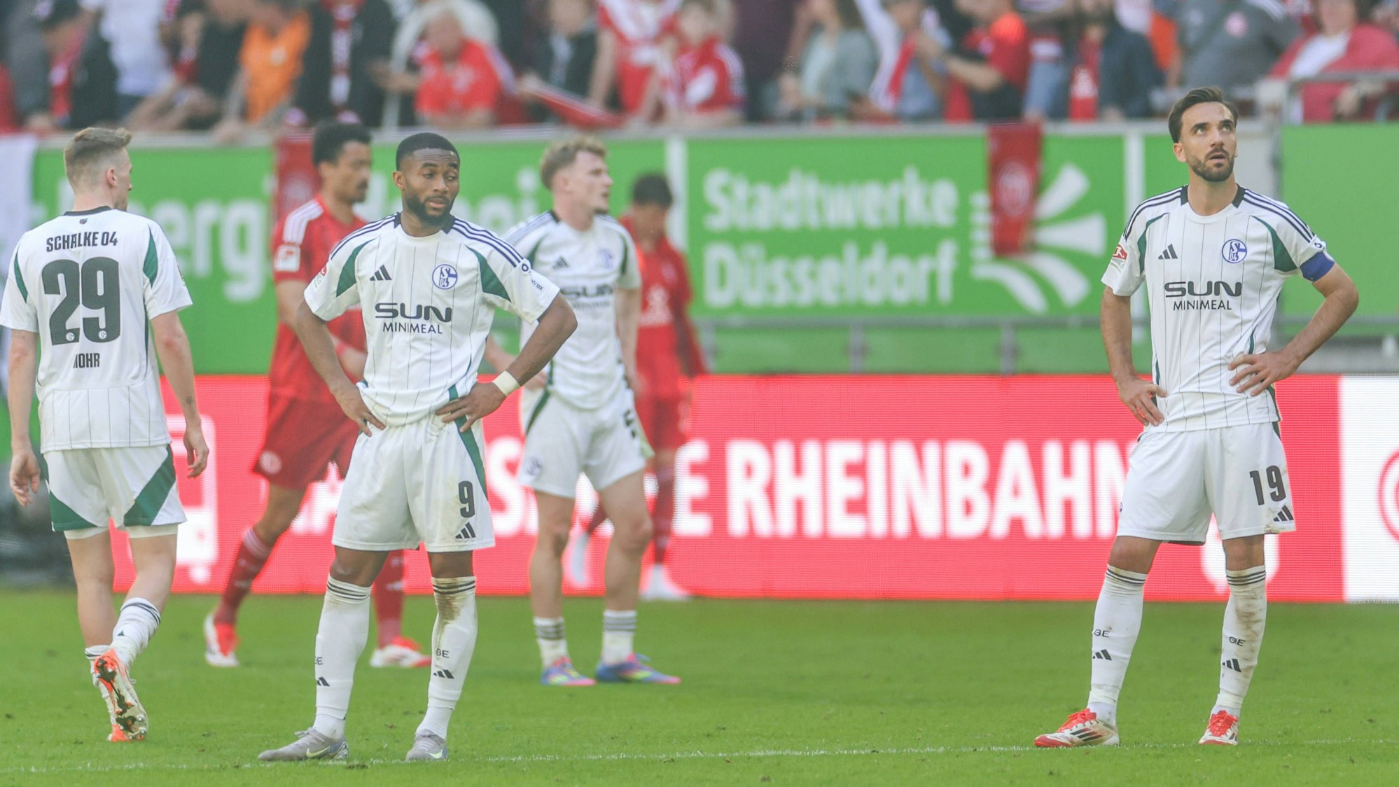 Moussa Sylla (l.) und Kenan Karaman wirken enttäuscht.