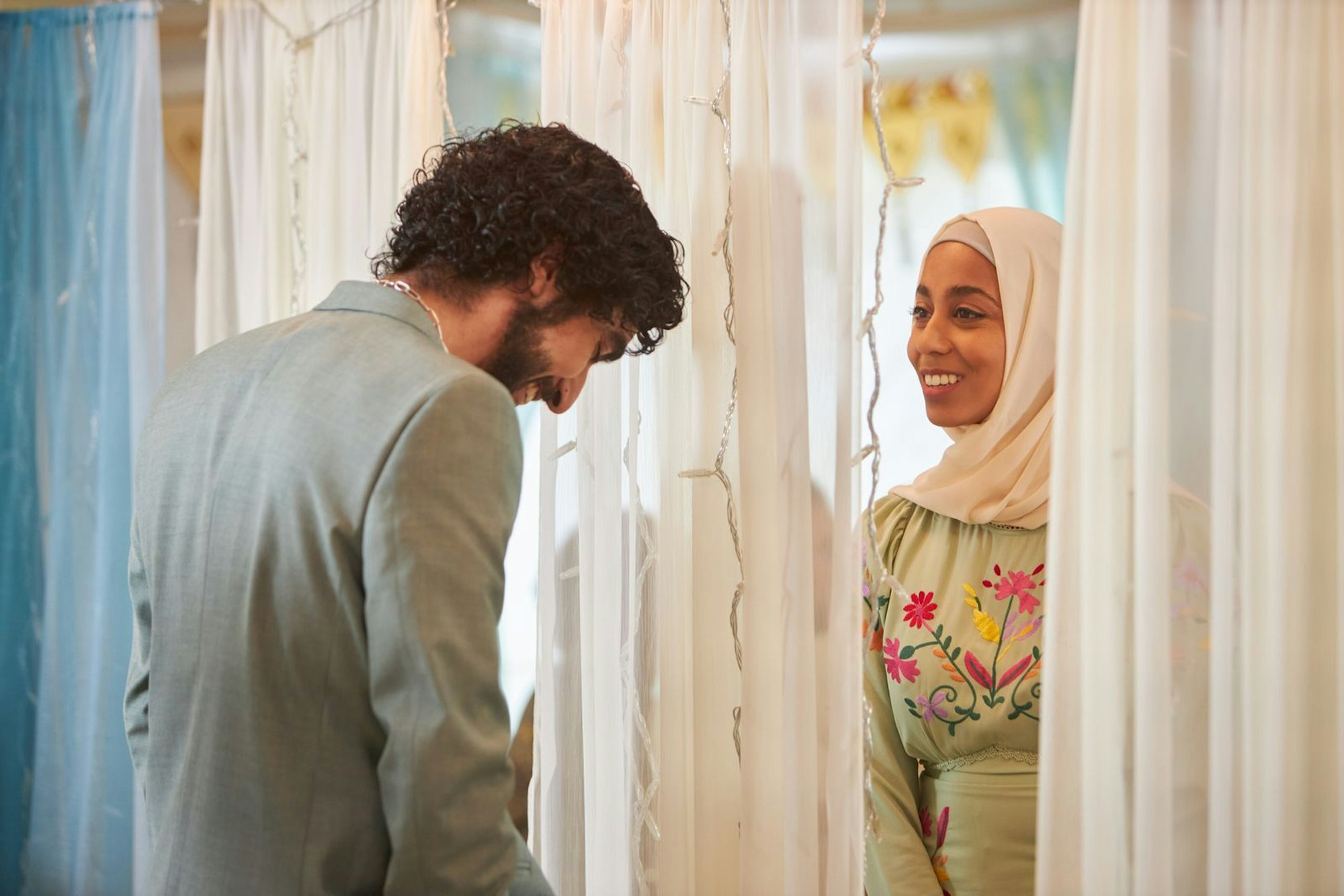 Amina (Anjana Vasan) und Ahsan (Zaqi Ismail) geben auf Noors Verlobungsparty das perfekte Paar - zumindest nach außen. (Bild: ZDF/Diana Olifirova)