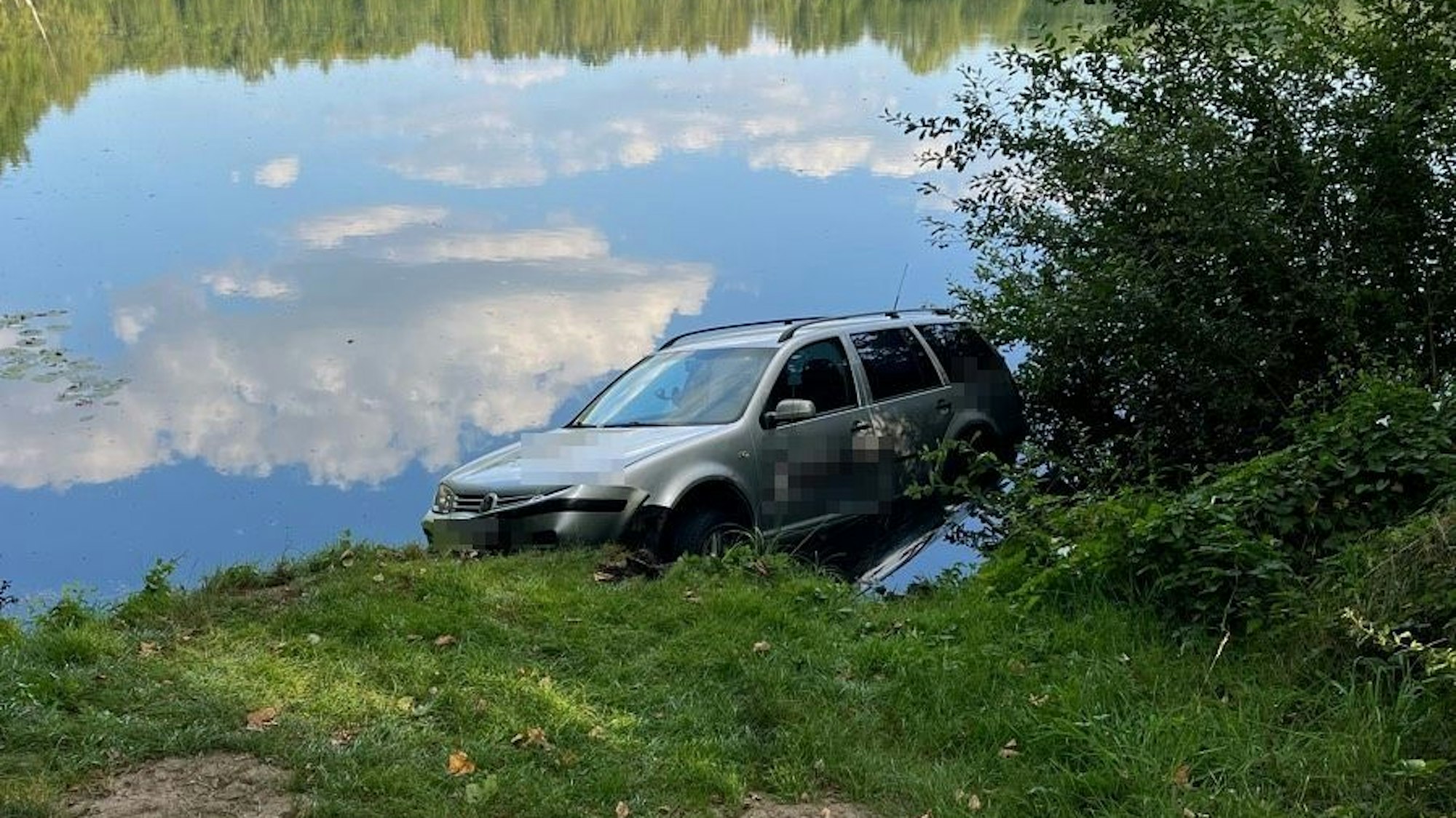 Zwei Männer aus Dülmen haben sich gegenseitig beschuldigt, am Sonntag (10.08.25) ein Auto Rückwärts in einen Teich in Börnste gefahren zu haben.