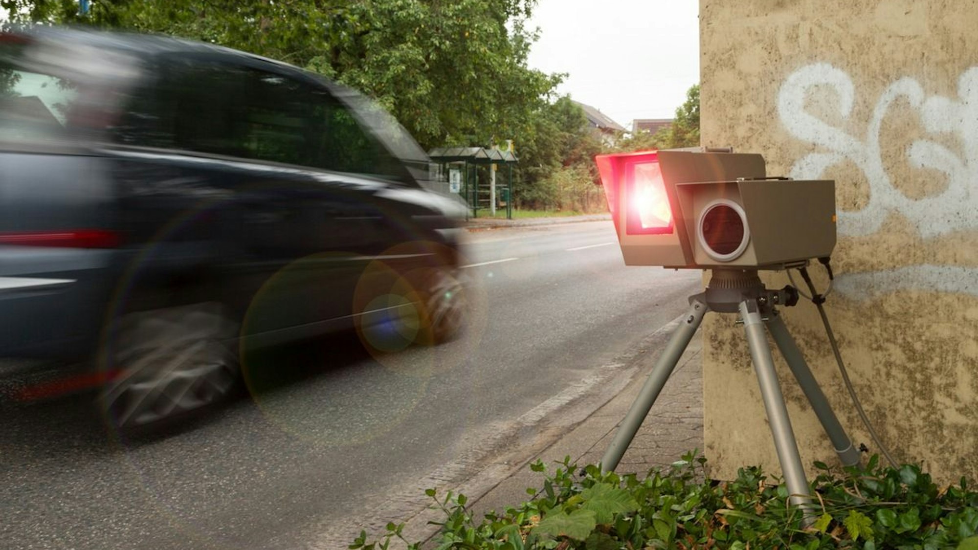 Ein Polizist bei einer Geschwindigkeitskontrolle mit einer Laserpistole.