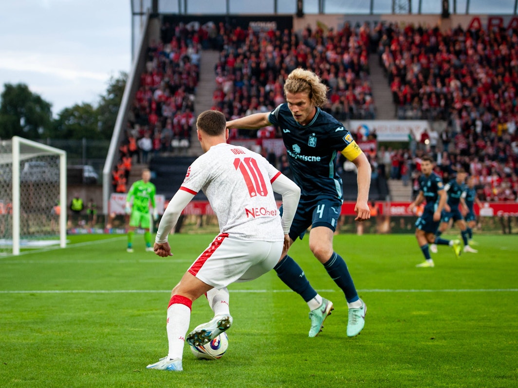 Marvin Obuz geht bei seinem Debüt für Rot-Weiss Essen gegen 1860 München ins Dribbling.