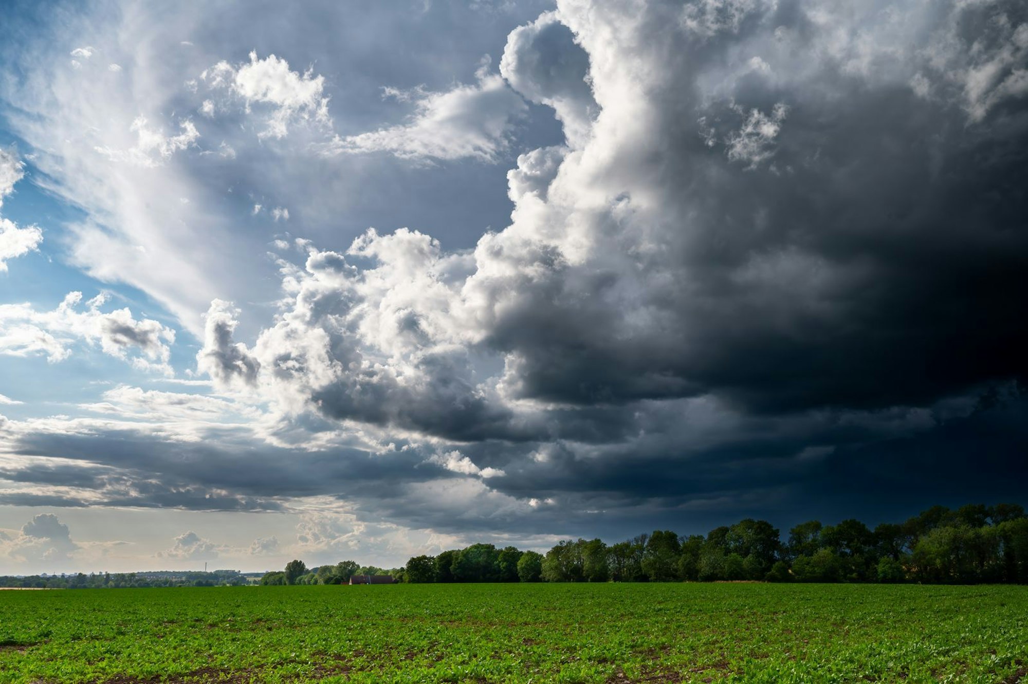Die Frage, in welcher Region und in welcher Intensität Wolken „abregnen“, wird immer öfter auch zum Konfliktfall. (Bild: iStock / Bernhard Jaeck)
