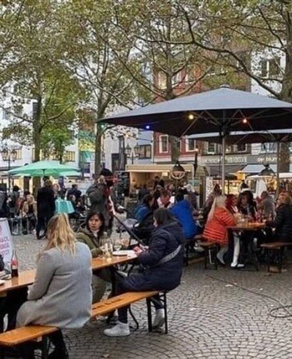 Händlerinnen und Händler haben eine Petition gestartet, um den Kölner Wochenmarkt „meet & eat“ auf dem Rudolfplatz zu erhalten.