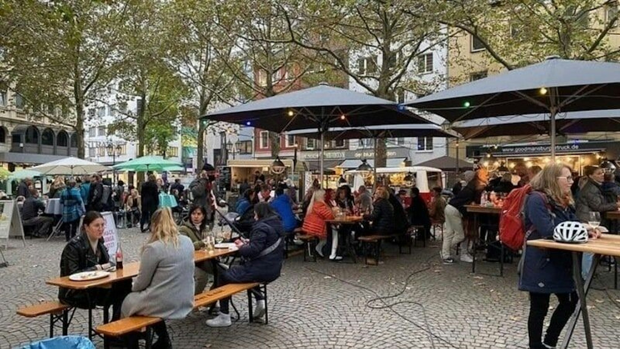 Händlerinnen und Händler haben eine Petition gestartet, um den Kölner Wochenmarkt „meet & eat“ auf dem Rudolfplatz zu erhalten.
