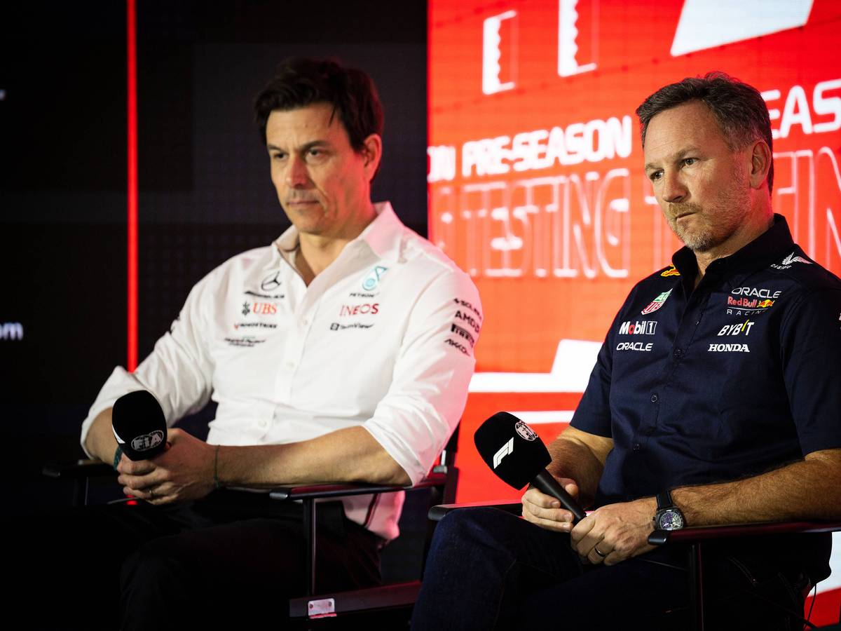 Toto Wolff (l.) und Christian Horner bei einer Pressekonferenz.