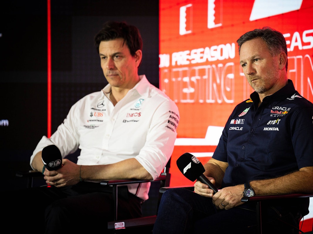 Toto Wolff (l.) und Christian Horner bei einer Pressekonferenz.