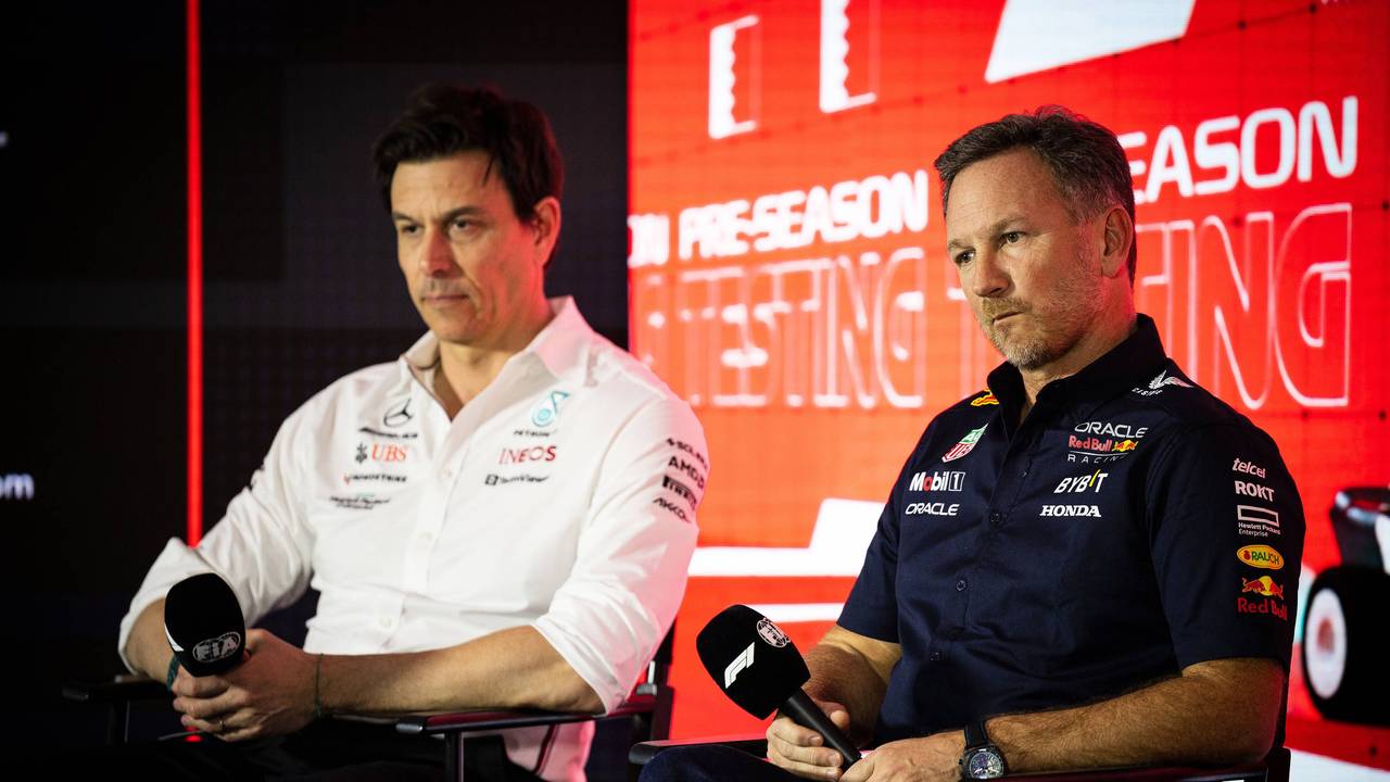 Toto Wolff (l.) und Christian Horner bei einer Pressekonferenz.