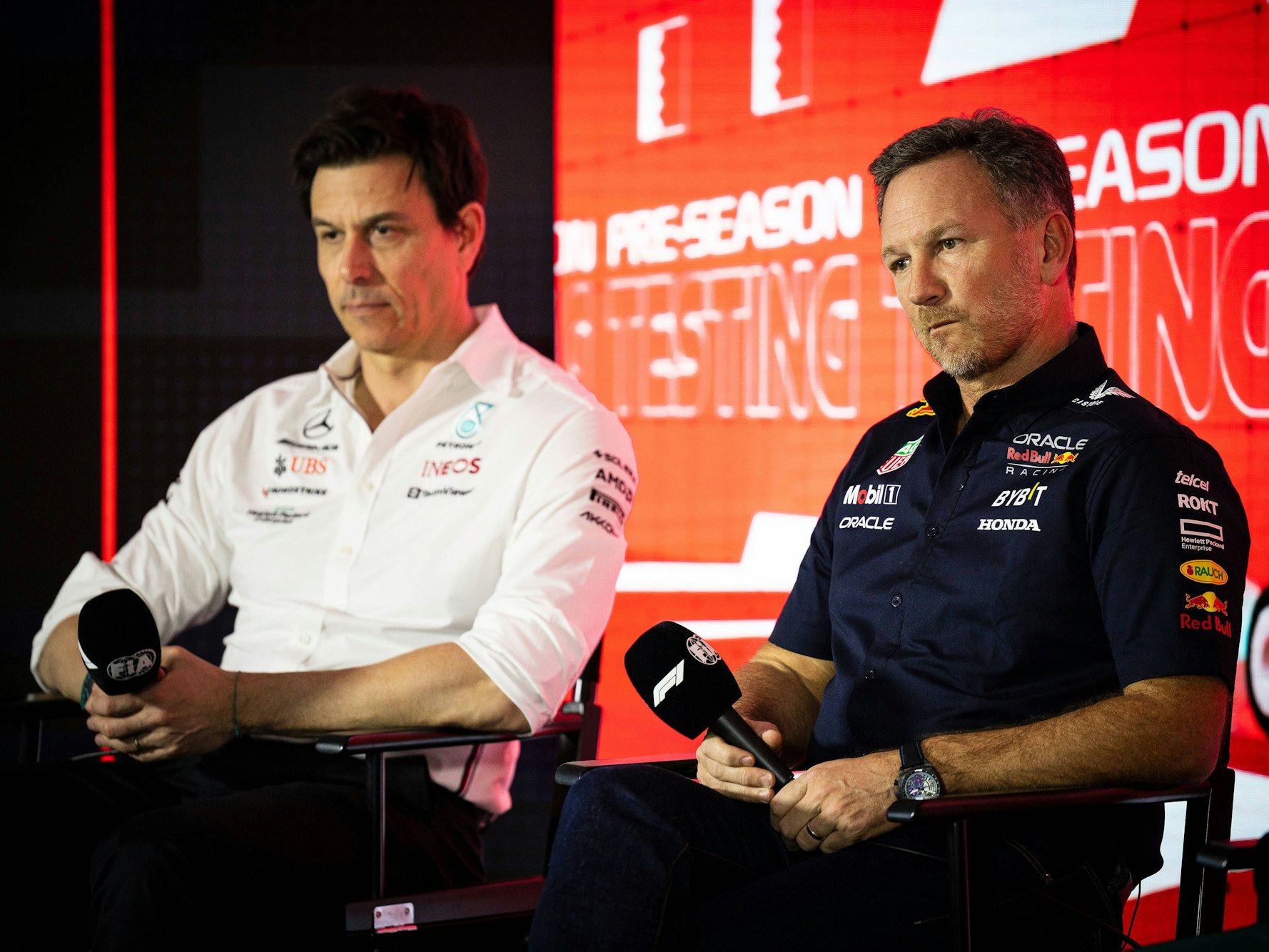 Toto Wolff (l.) und Christian Horner bei einer Pressekonferenz.