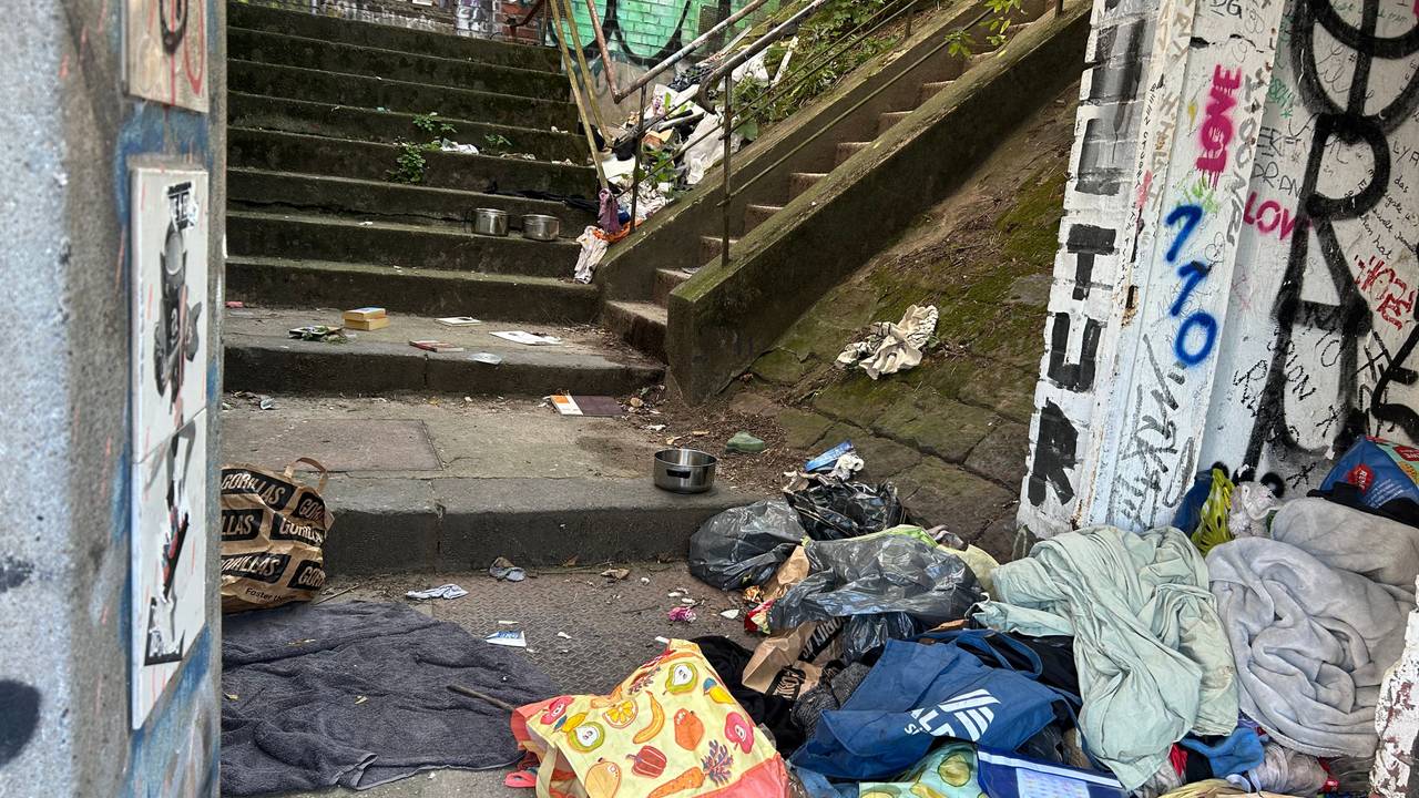 An einem Treppenabsatz türmt sich ein Müllberg.