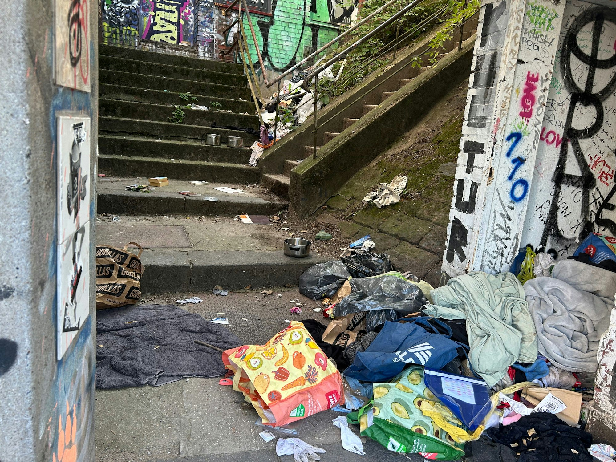 An einem Treppenabsatz türmt sich ein Müllberg.