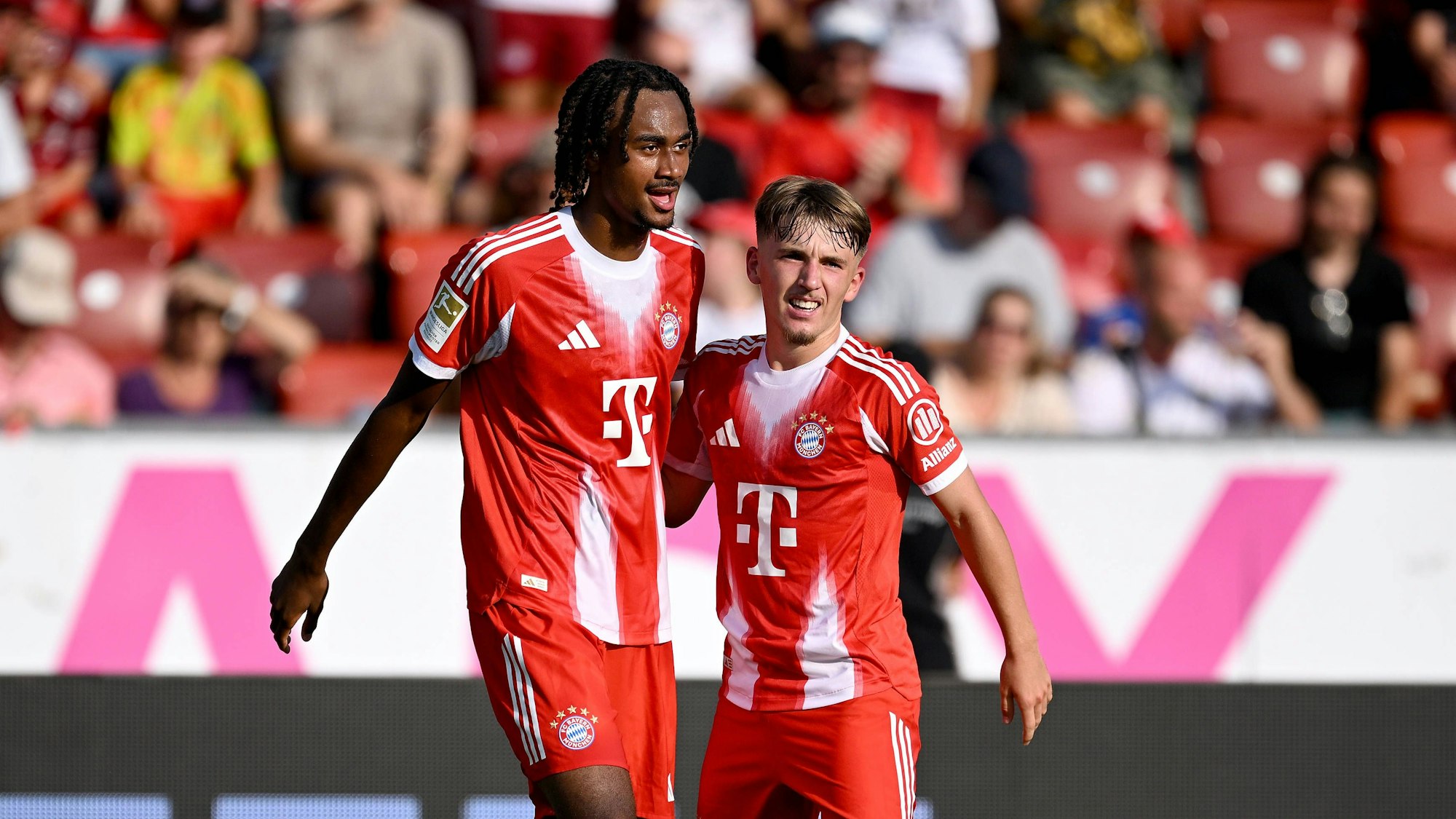 Jonah Kusi-Asare und Lennart Karl (r.) jubeln nach einem Treffer.