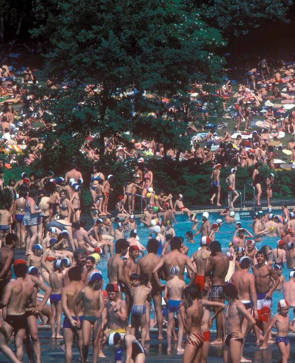 Ein völlig überfülltes Freibad in den 80er Jahren