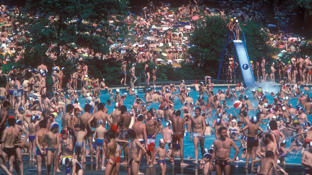 Ein völlig überfülltes Freibad in den 80er Jahren