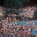 Ein völlig überfülltes Freibad in den 80er Jahren