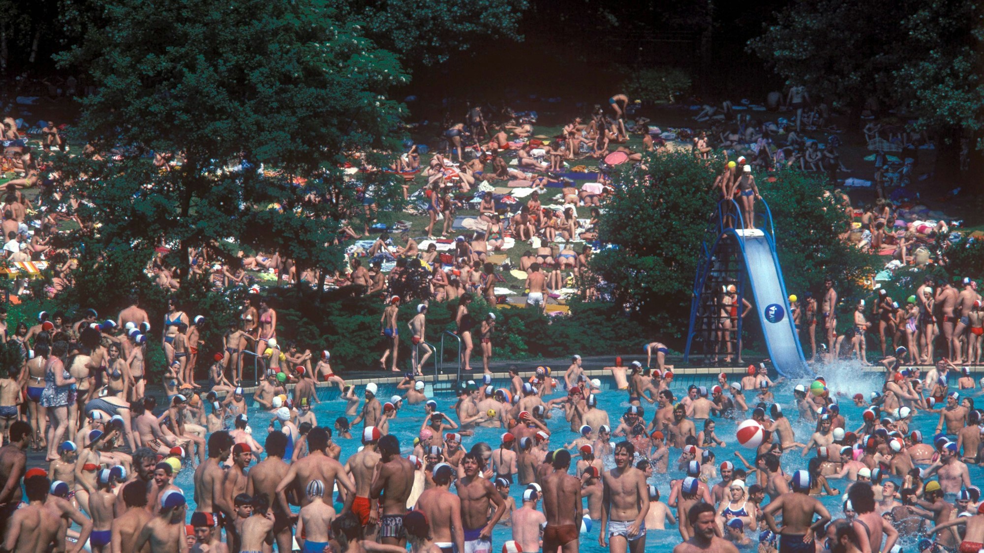 Ein völlig überfülltes Freibad in den 80er Jahren