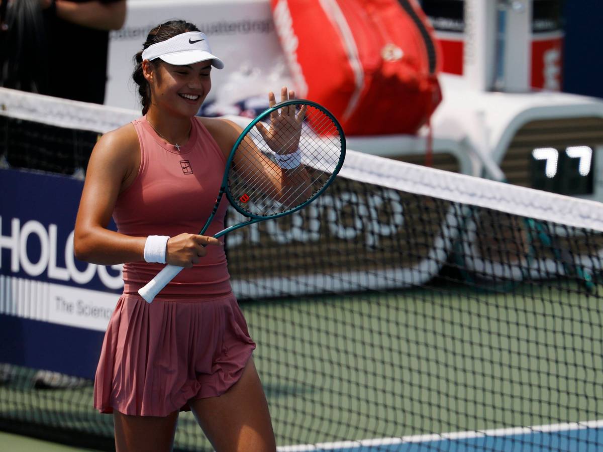 Emma Raducanu bei einem Tennis-Spiel.